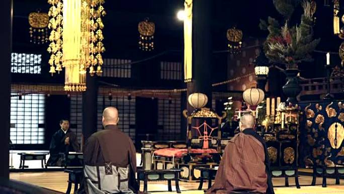经验丰富的和尚和小和尚在日本寺庙祈祷