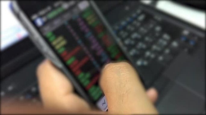 亚洲女性使用智能手机寻找和分析股票趋势