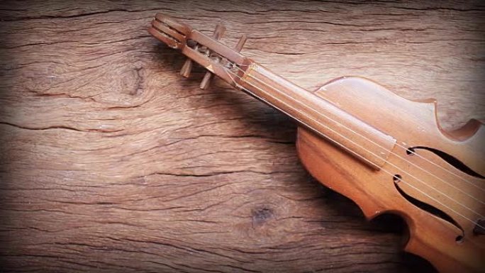 高清多莉: 旧木桌上的小提琴。