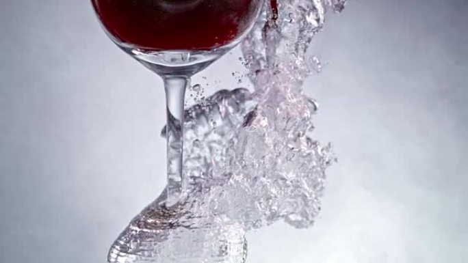 SLO MO LD满杯红酒沉入清水中形成大气泡