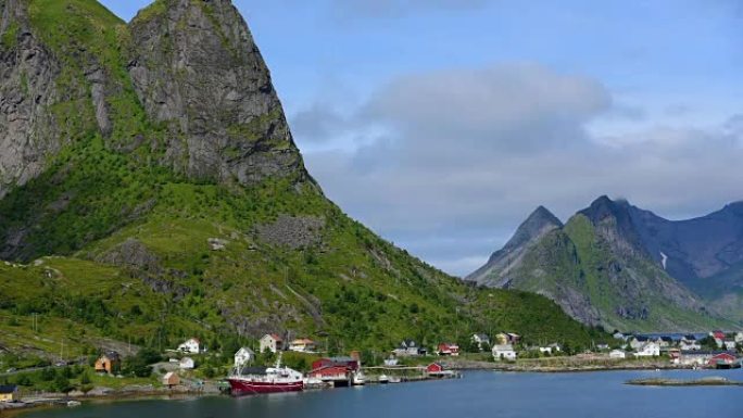 挪威罗弗滕群岛挪威渔村的延时拍摄。戏剧性的日落云在陡峭的山峰上移动。