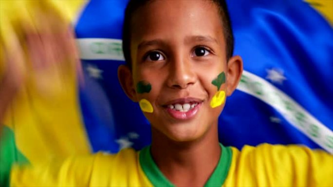年轻男孩用巴西国旗庆祝