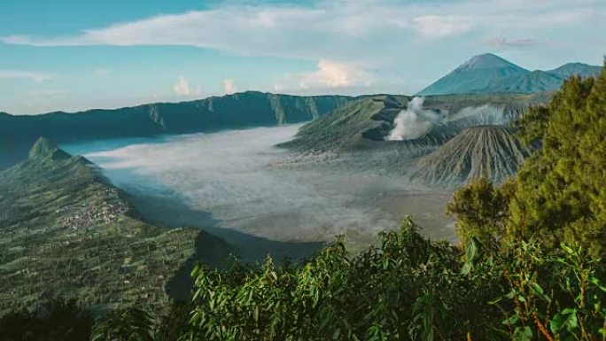 在布罗莫火山 (Mount Bromo volcano) 的日出时间流逝，这是山的壮丽景色。布罗莫位