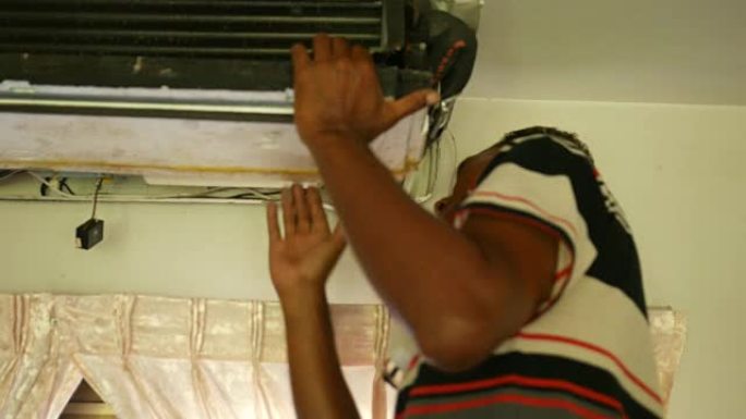 工人修理空调检修空调安装人员检查维修