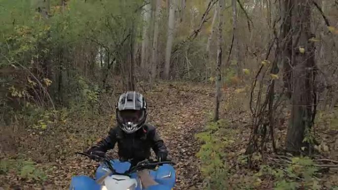小男孩骑着ATV穿越森林