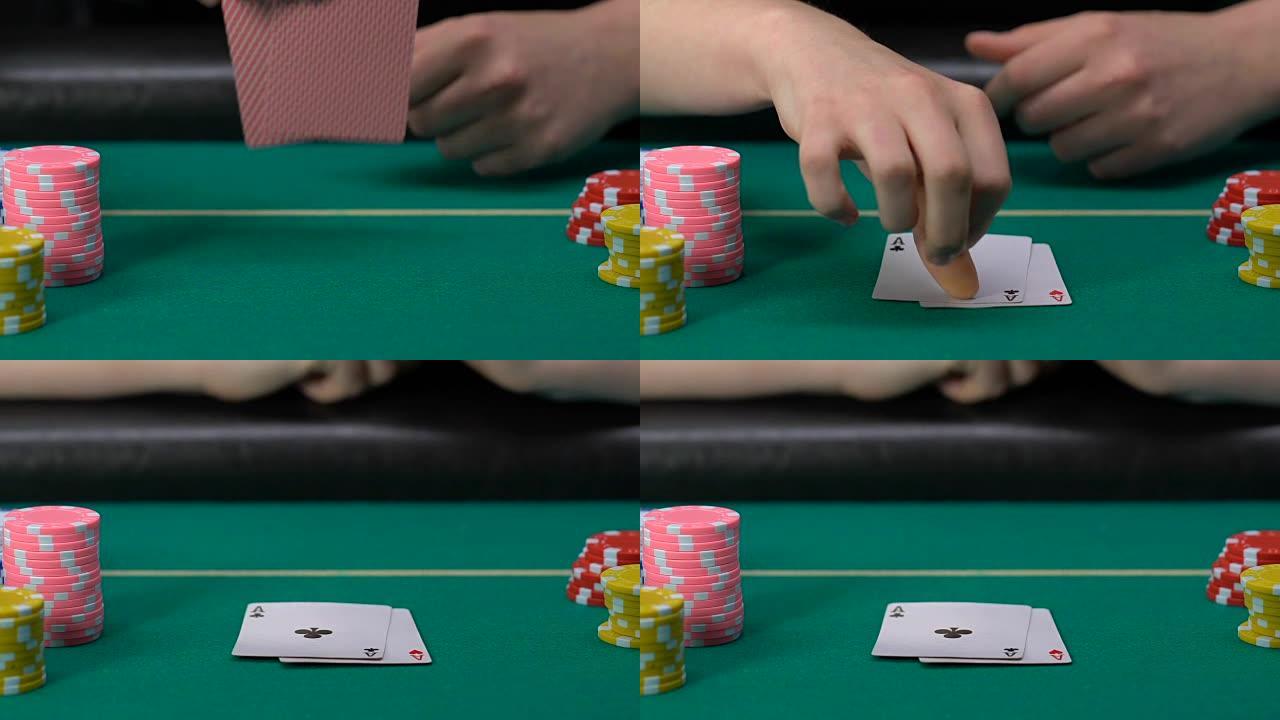 女人打开牌，在桌子上放一对a，玩扑克