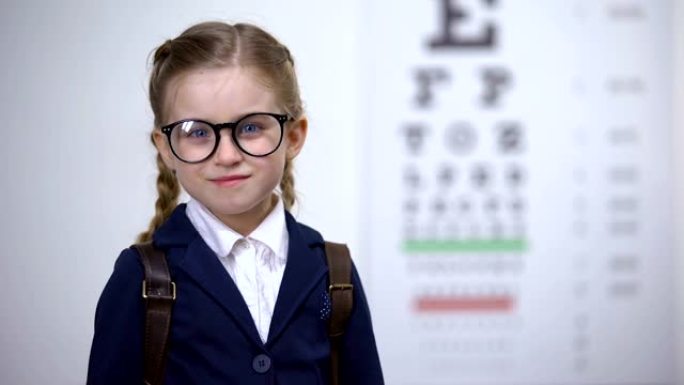 可爱的女学生调整眼镜，眼病预防，诊断