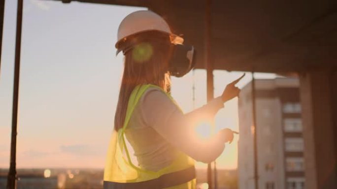 穿着反光背心的女工有VR耳机的经验。