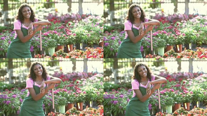 在植物苗圃工作的成熟黑人妇女