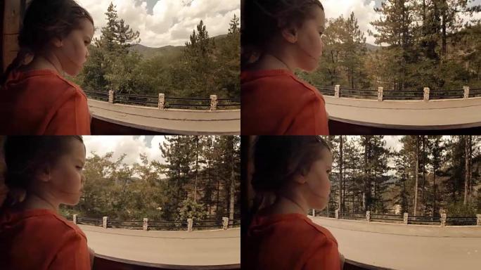 火车上的孩子-一个小女孩喜欢乘火车的第一次旅行。窗外的山景