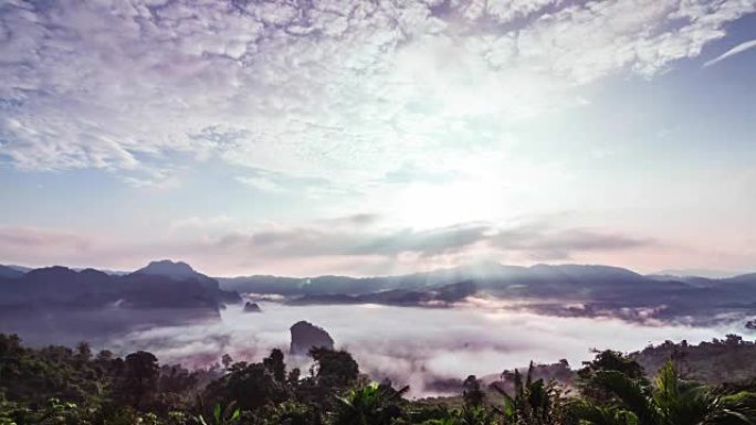 日出，薄雾和云在泰国Phu Lang Ka移动。
