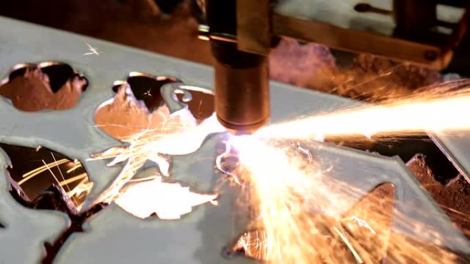 金属数控等离子切割，现代工业技术。等离子切割是一种通过加速的热等离子射流切割导电材料的过程。