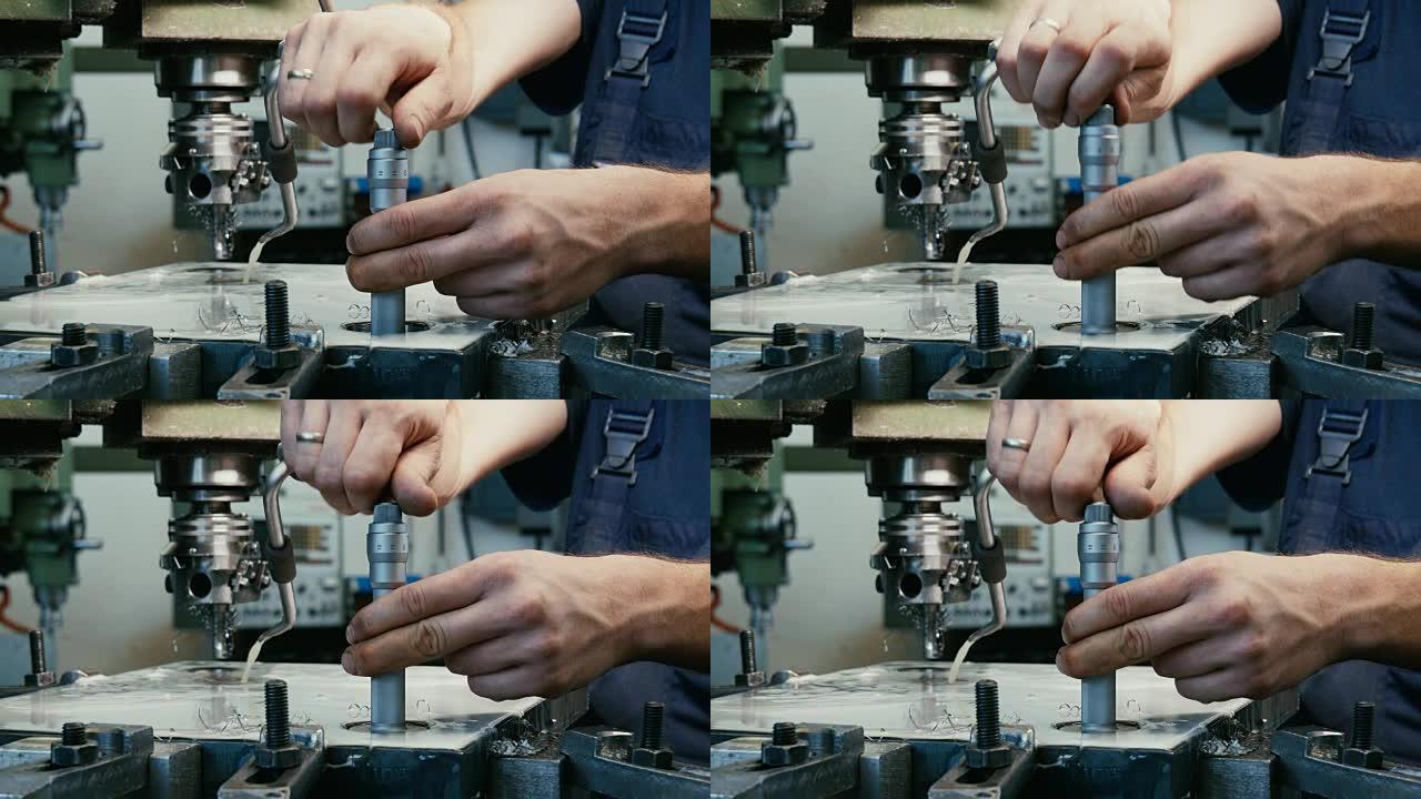 工厂用游标卡尺测量钢孔。