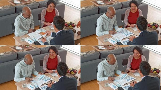 亚洲个人银行家在家里的一次会议上向客户分发传单