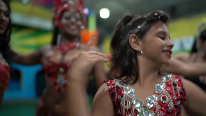 可爱的小女孩在学校狂欢节上庆祝和跳舞巴西狂欢节