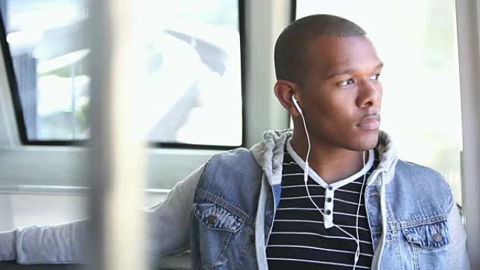 一个年轻的非裔美国人坐电车。