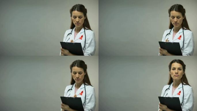女医生用红丝带写结语，宣传抗艾运动理念