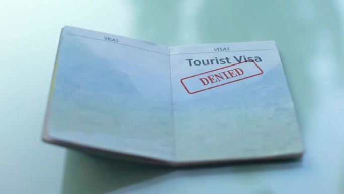 旅游签证被拒绝，海关官员在护照上加盖印章，旅行