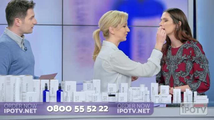 英国商业广告蒙太奇: 女人在与商业广告节目的男主持人交谈时，将化妆品系列的唇膏放在女模特的嘴唇上