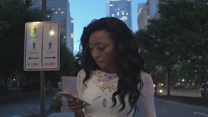 年轻的纽约人智能手机打字线上购物微信视频
