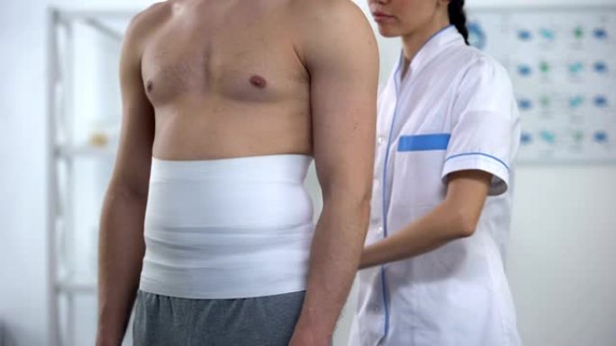 女医生应用背部包裹男性患者减少缺氧组织损伤