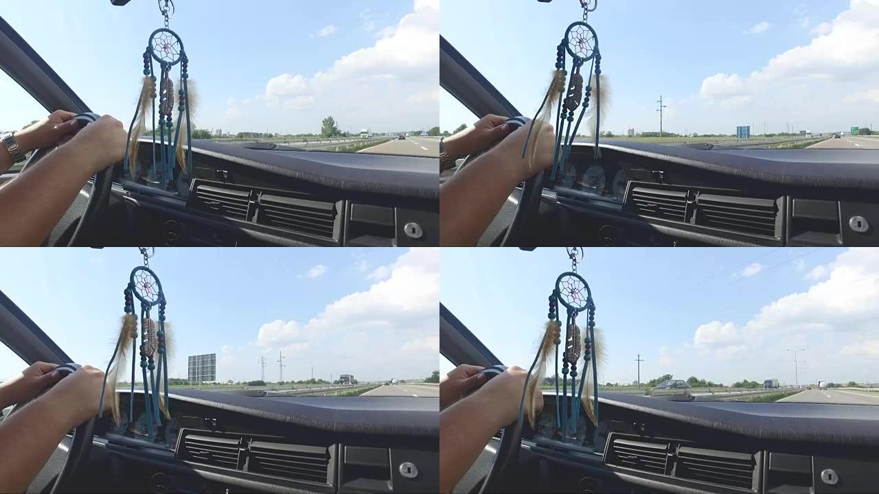 男子在高速公路上驾驶老式汽车，追梦者挂在后视镜上
