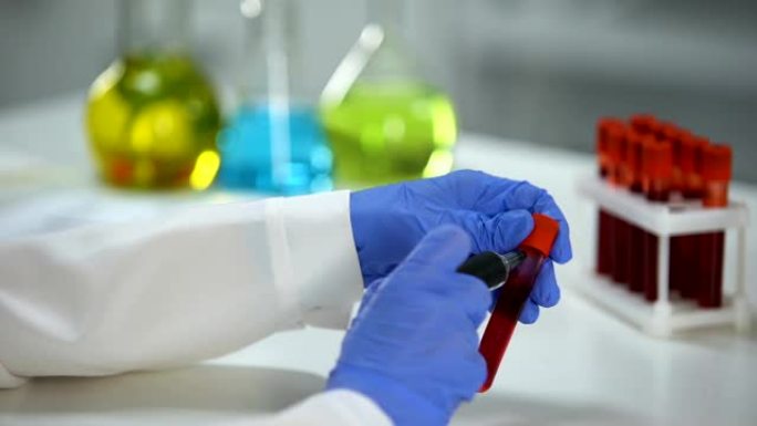 带有红色物质的科学家标记管，血液分析，疫苗开发