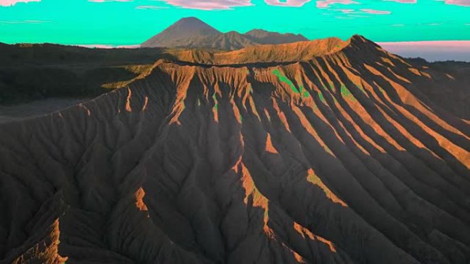 4K: 印度尼西亚东爪哇省布罗莫火山的鸟瞰图陨石坑