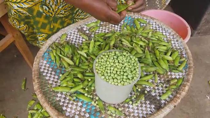 非洲妇女的手剥豌豆