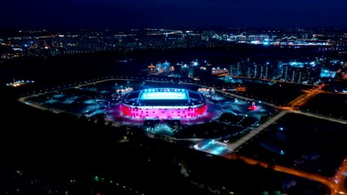 高速公路交叉路口和足球场斯巴达克莫斯科Otkritie竞技场的夜间鸟瞰图