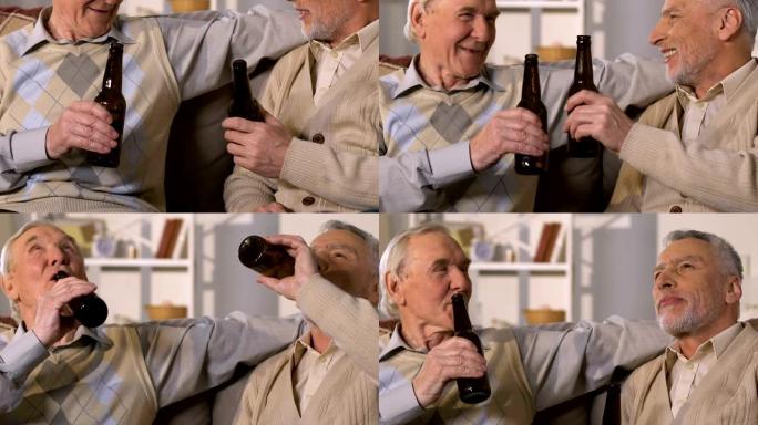 老人坐在沙发上喝啤酒，朋友在享受周末时碰杯