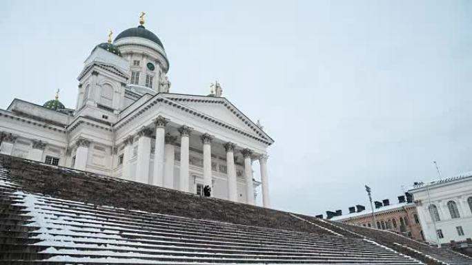 人们在芬兰赫尔辛基的赫尔辛基大教堂旅行。