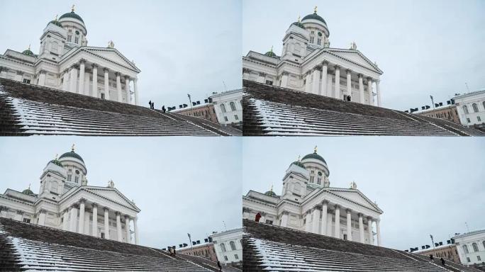 人们在芬兰赫尔辛基的赫尔辛基大教堂旅行。