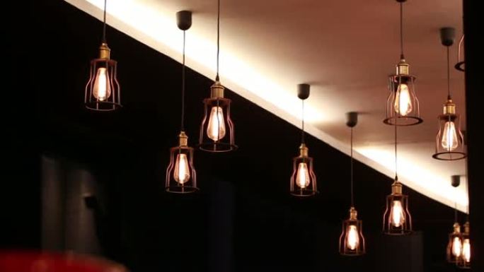 现代餐厅天花板上的经典灯
