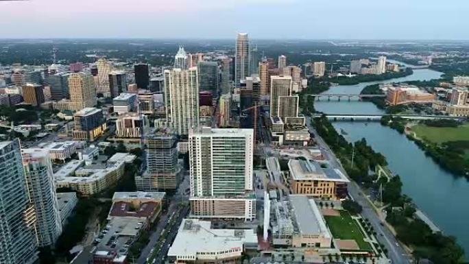 奥斯汀德克萨斯州美国高高的市中心天际线夜色首都上空