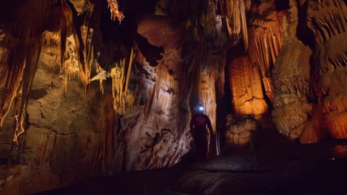 潘洞穴探员穿过大洞穴