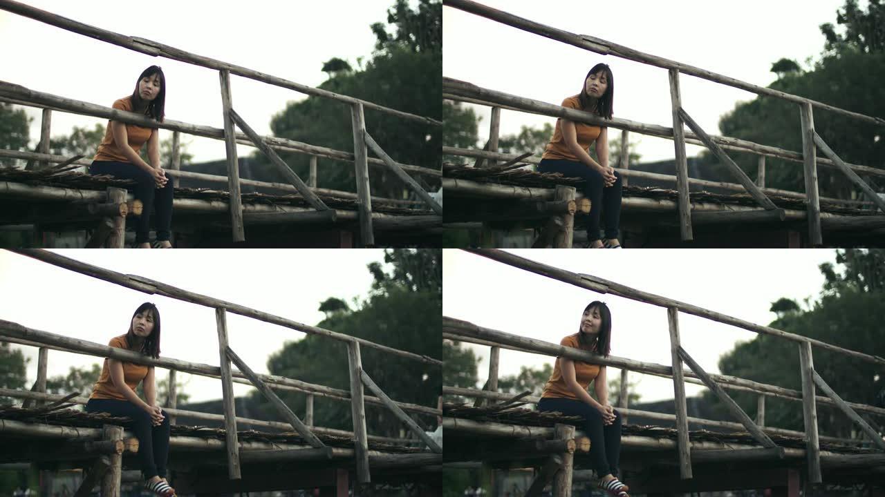 女人在木桥上放松