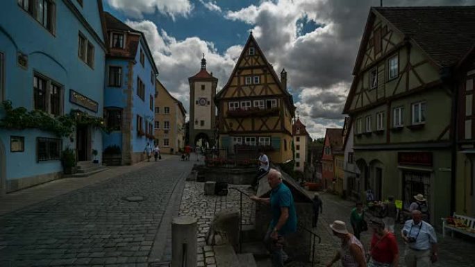 在德国罗滕堡ODT市中心步行的人群的时间流逝