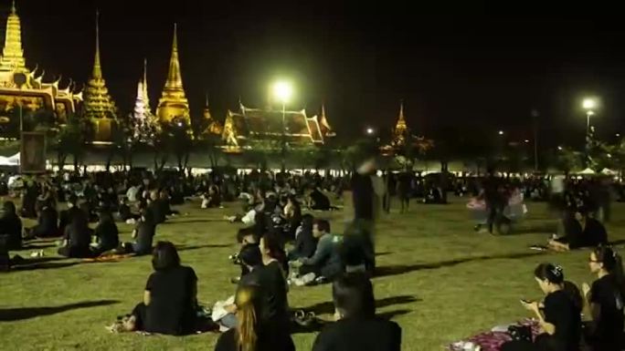 萨南銮 (Sanam Luang) 的一群哀悼者，而泰国普密蓬·阿杜德 (Bhumibol Adul