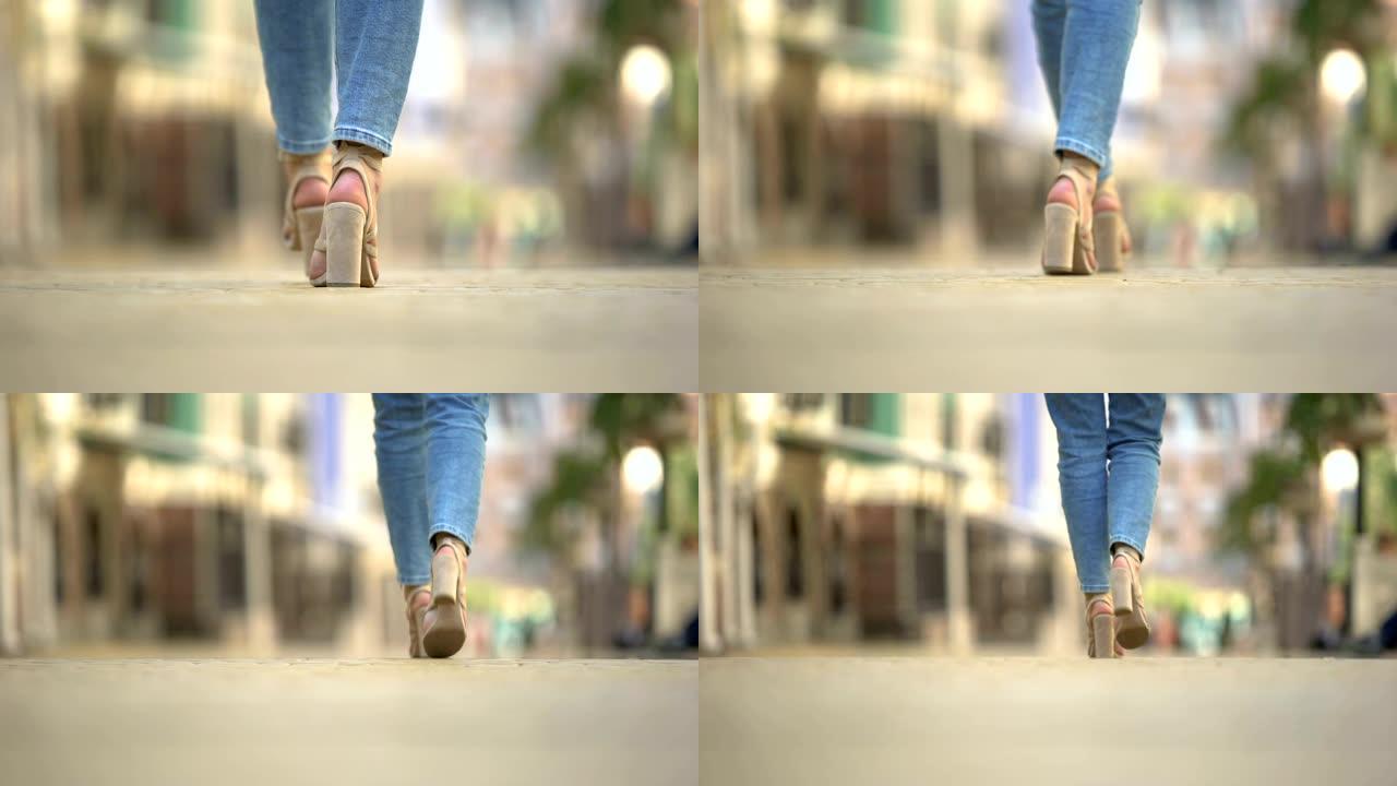 穿着时尚高跟皮凉鞋的时尚女性走在街上