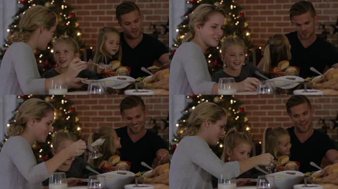 与家人共进圣诞晚餐