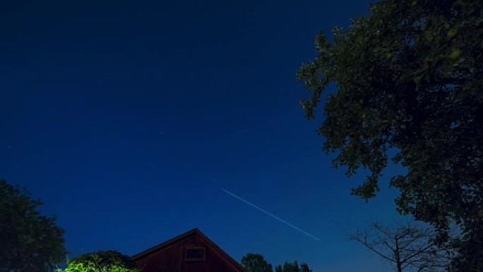 乡间别墅上空有星星的夜空