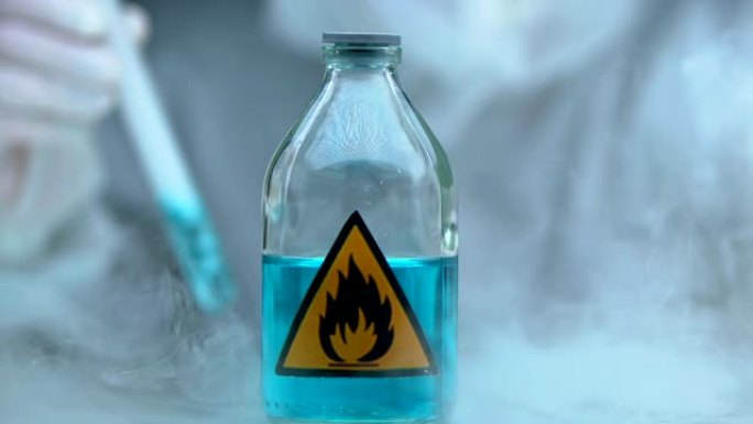 实验室中带有蓝色易燃液体的瓶子，科学家进行实验