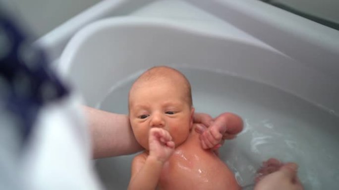 母亲给新生儿洗澡新生命人文家庭