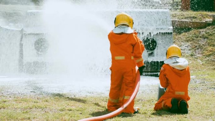 慢动作: 消防员用泡沫喷雾扑灭大火