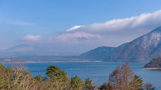 4k延时: 云在山上移动日本本津湖的富士山