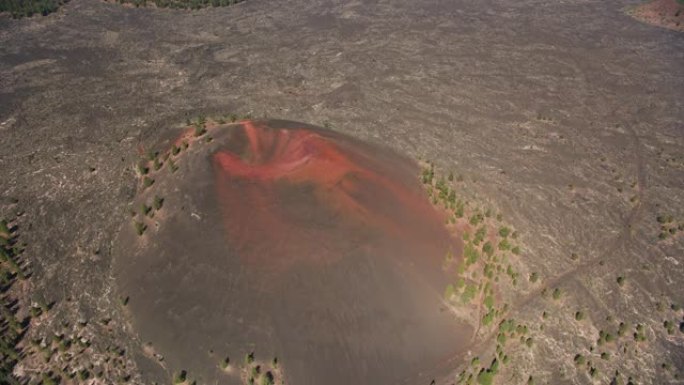 俄勒冈州中部火山锥和熔岩流的鸟瞰图。
