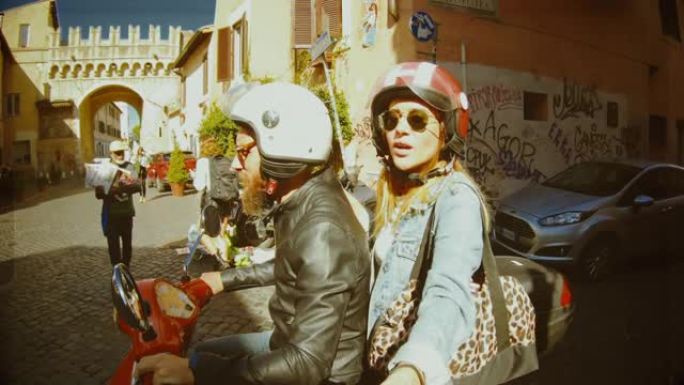 自拍踏板车骑行: 罗马市中心摩托车上的旅游夫妇