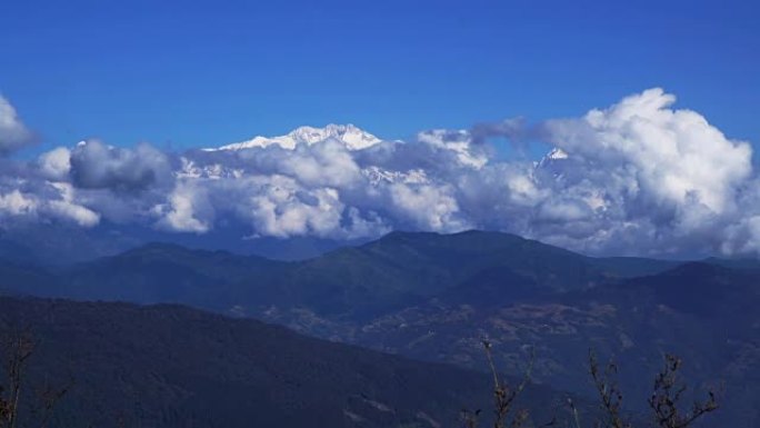 TL，PR，蓝天日在Kangchenjunga山前移动的特写云