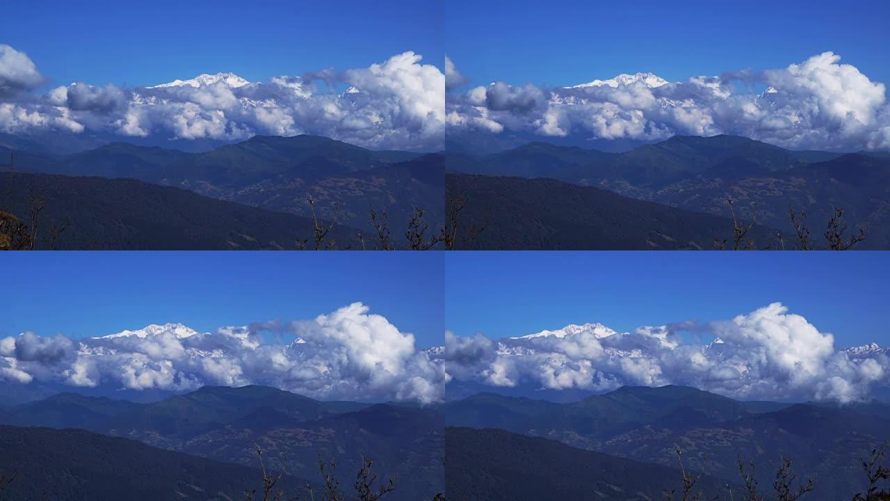 TL，PR，蓝天日在Kangchenjunga山前移动的特写云